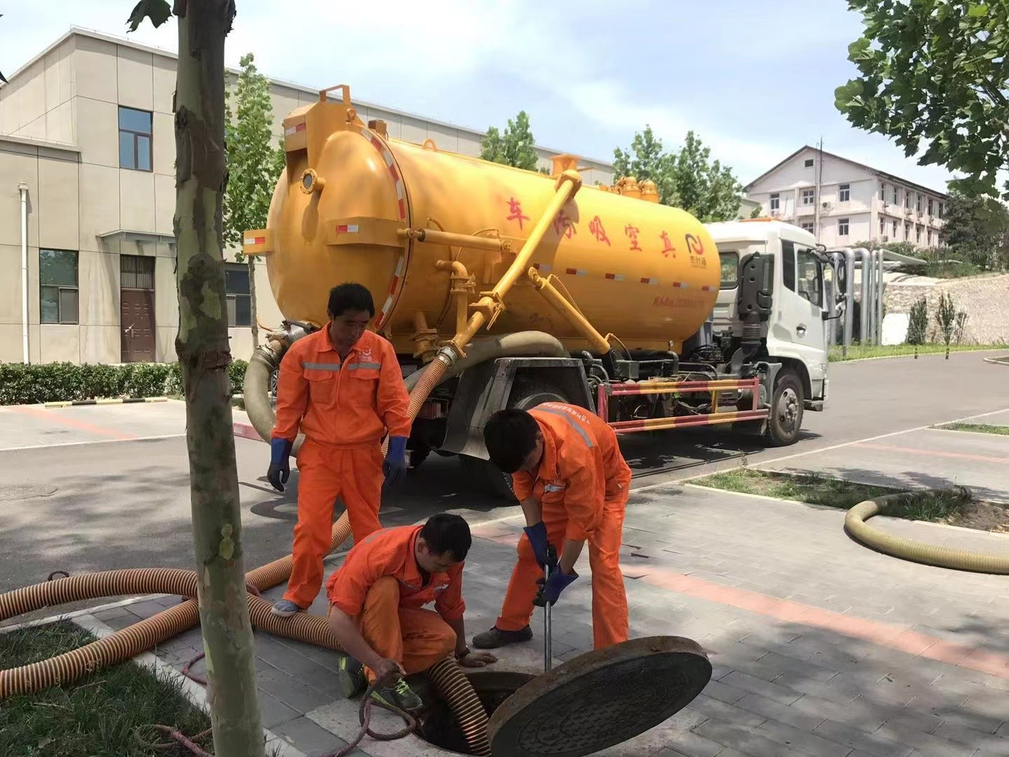 同心管道疏通车停在窨井附近