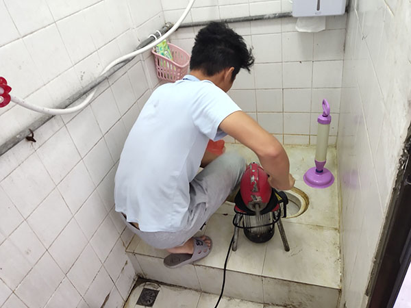 同心管道堵塞冒臭气 专业师傅现场解决问题
